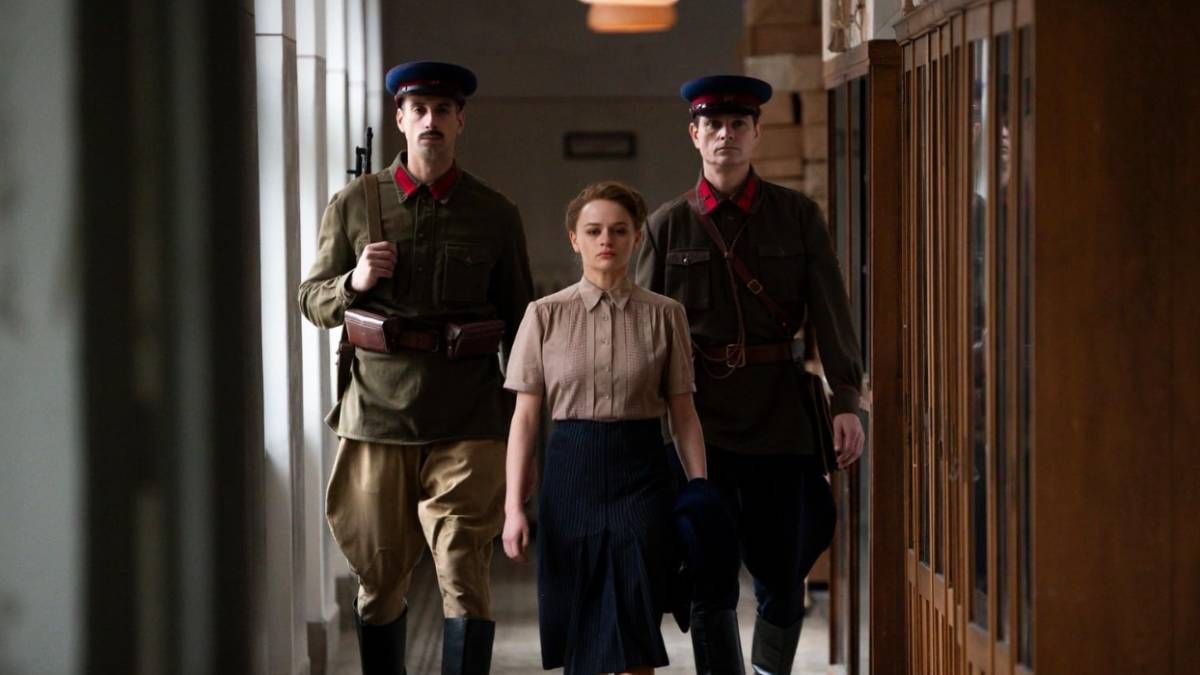 Confira a crítica de "Somos os Que Tiveram Sorte", série dramática de 2024 com Joey King que está disponível para assistir no Disney+.