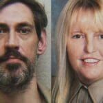 Confira a crítica do filme "À Solta: Amor em Fuga", documentário policial de 2024 disponível para assistir na Netflix.