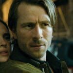 Confira a crítica do filme "Assassino por Acaso", comédia romântica com Glen Powell disponível para assistir no Prime Video.