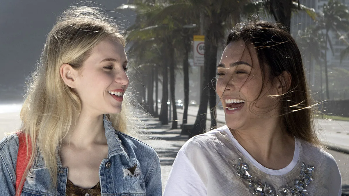 Confira a crítica do filme "Avassaladoras 2.0", comédia romântica brasileira de 2024 disponível para assistir no Disney+.