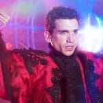 Confira a crítica do filme "Disco, Ibiza, Locomía", drama musical de 2024 com Jaime Lorente disponível para assistir na Netflix.