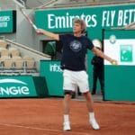 Confira a crítica de "Guga por Kuerten", série documental esportiva de 2024 disponível para assistir no Disney+.