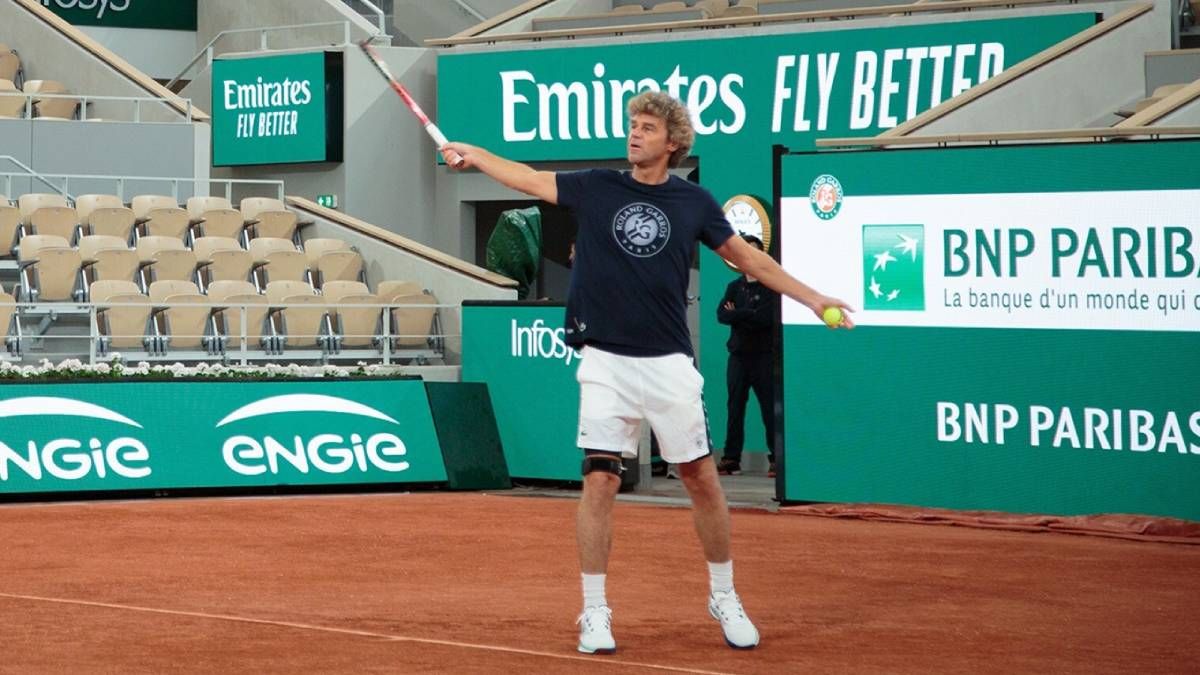 Confira a crítica de "Guga por Kuerten", série documental esportiva de 2024 disponível para assistir no Disney+.