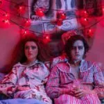 Confira a crítica do filme "Lisa Frankenstein", comédia romântica de terror de 2024 disponível para assistir no Prime Video.