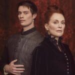 Confira a crítica da série "Mary & George", minissérie dramática de 2024 com Julianne Moore disponível para assistir no Globoplay.