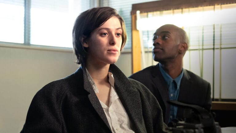 Confira a crítica do filme "O Souvenir: Parte 2", drama romântico de 2021 com Tilda Swinton disponível para assistir na Netflix.