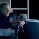 Confira a crítica da temporada 3 da série "Resident Alien", comédia de ficção científica de 2024 disponível para assistir no Disney+