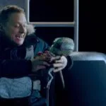 Confira a crítica da temporada 3 da série "Resident Alien", comédia de ficção científica de 2024 disponível para assistir no Disney+
