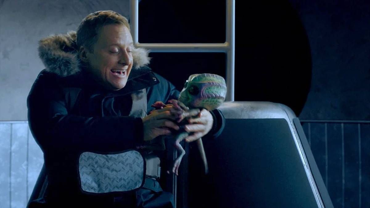 Confira a crítica da temporada 3 da série "Resident Alien", comédia de ficção científica de 2024 disponível para assistir no Disney+