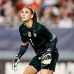 Confira a crítica do filme "Untold: Hope Solo x Futebol dos EUA", documentário esportivo de 2024 disponível para assistir na Netflix.