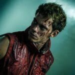 Confira a crítica do filme "Contra o Mundo", suspense de ação de 2024 com Bill Skarsgård disponível para assistir no Prime Video