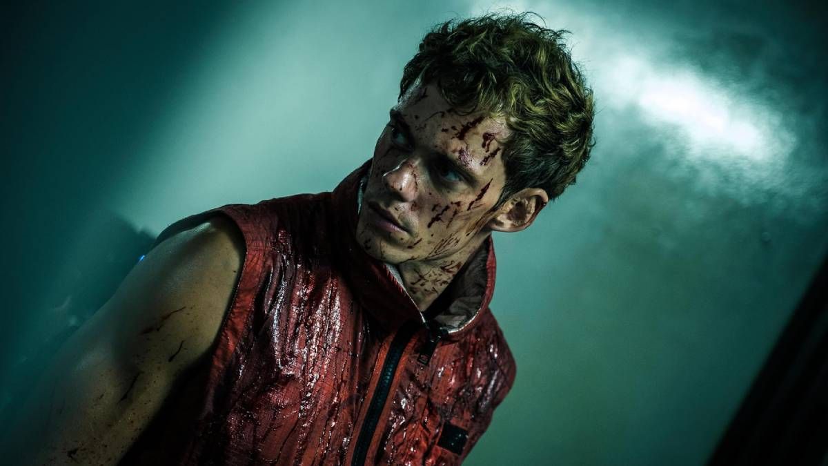 Confira a crítica do filme "Contra o Mundo", suspense de ação de 2024 com Bill Skarsgård disponível para assistir no Prime Video