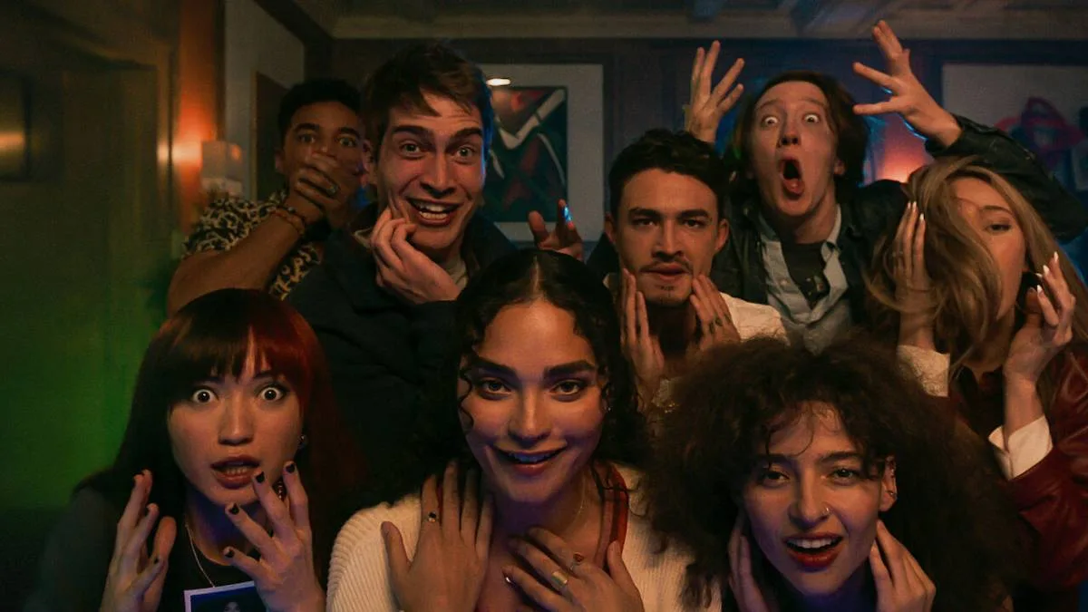 Confira a crítica do filme "Identidades em Jogo", suspense de 2024 de Greg Jardin disponível para assistir na Netflix.