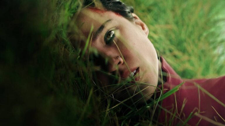 Confira a crítica do filme "Não Se Mexa", suspense de 2024 com Kelsey Asbille e Finn Wittrock disponível para assistir na Netflix