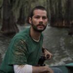 Confira a crítica do filme "Os Horrores de Caddo Lake", suspense dramático de 2024 com Dylan O'Brien disponível para assistir na Max.