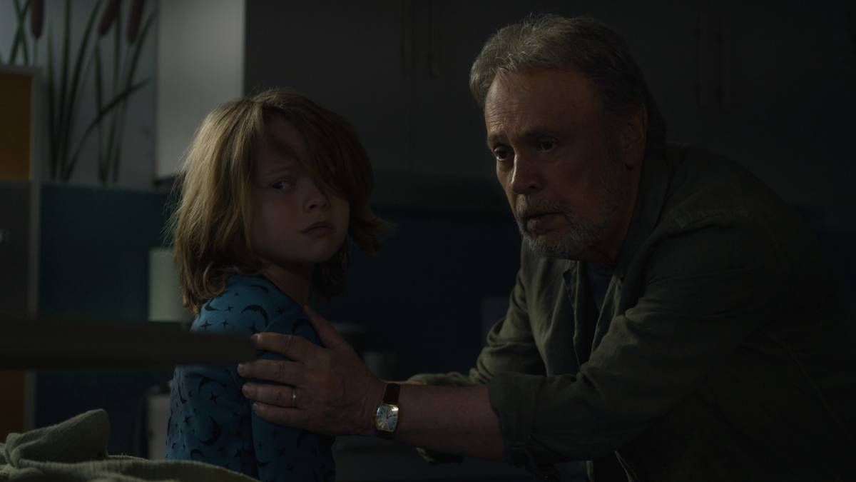 Confira a crítica da série "Passado", suspense dramático de 2024 com Billy Crystal disponível para assistir na Apple TV+.