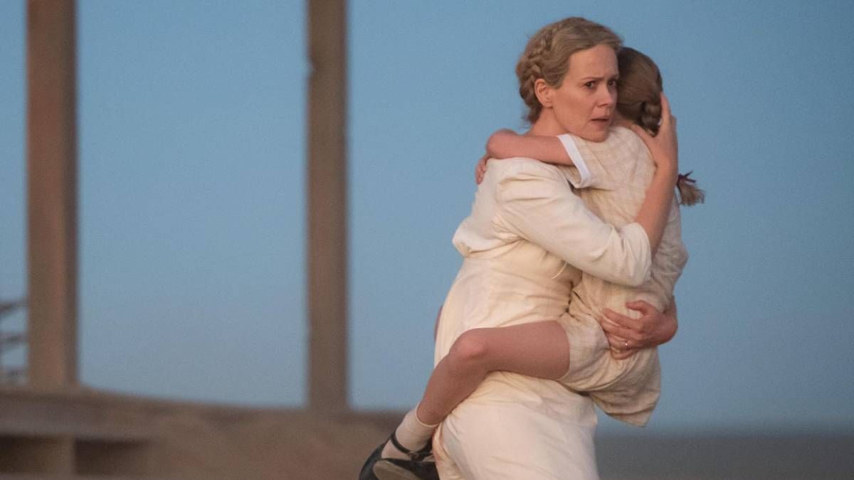Confira a crítica do filme "Prenda a Respiração", terror de 2024 com Sarah Paulson disponível para assistir do Disney+