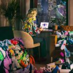 Confira a crítica do filme "A Conspiração Consumista", documentário de 2024 disponível para assistir na Netflix.