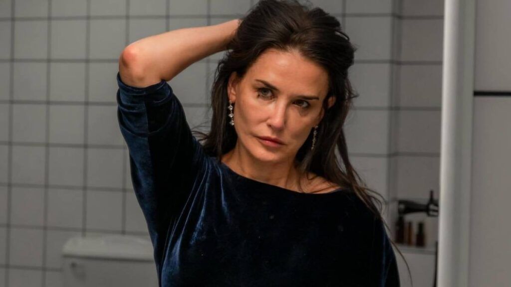 Confira a crítica do filme "A Substância", terror de 2024 com Demi Moore e Margaret Qualley disponível para assistir na Mubi.