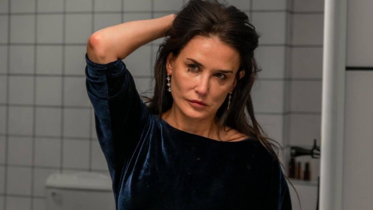 Confira a crítica do filme "A Substância", terror de 2024 com Demi Moore e Margaret Qualley disponível para assistir na Mubi.