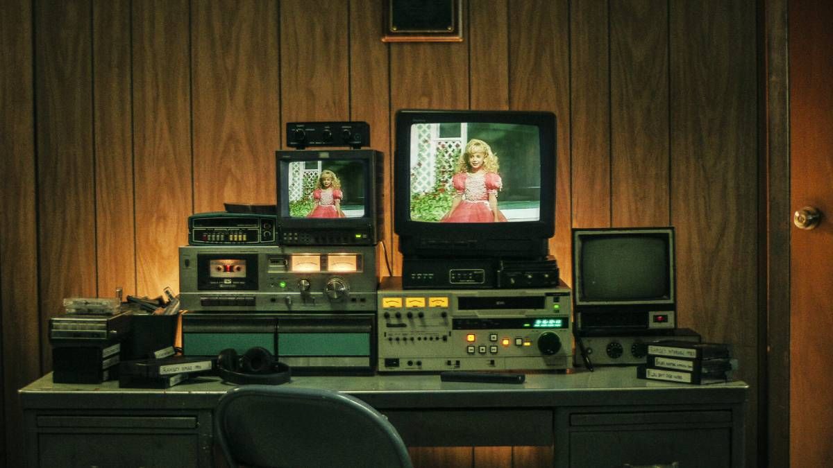 Confira a crítica de "Caso Arquivado: Quem Matou JonBenét Ramsey", série documental de 2024 disponível para assistir na Netflix.