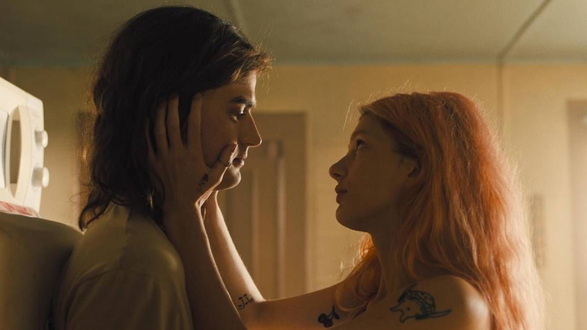 Confira a crítica do filme "Cúmplice em Fuga", comédia de 2024 com Joe Keery disponível para assistir na Max