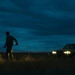 Confira a crítica do filme "LaRoy, Texas", comédia de suspense policial de 2024 disponível para assistir na Max.