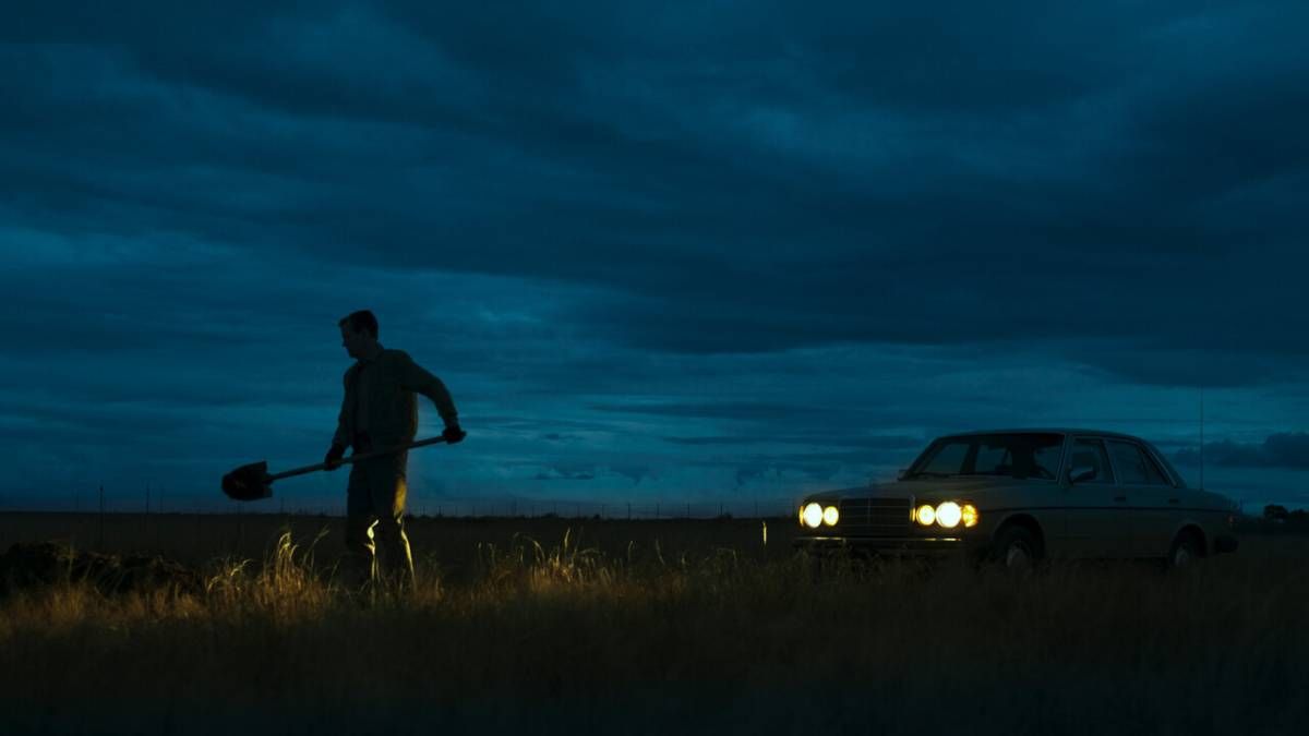 Confira a crítica do filme "LaRoy, Texas", comédia de suspense policial de 2024 disponível para assistir na Max.