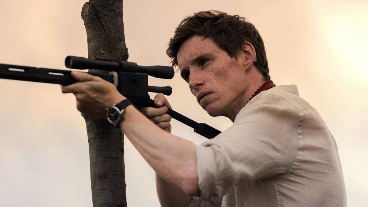 Confira a crítica de "O Dia do Chacal", série de 2024 com Eddie Redmayne e Úrsula Corberó disponível para assistir no Disney+.