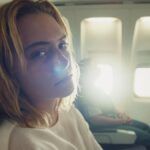 Confira a crítica do filme "A Informante", comédia de 2024 com Emilia Jones disponível para assistir na Max.