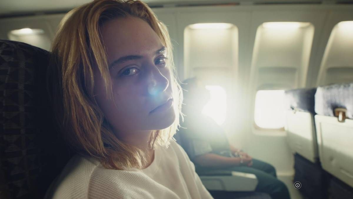 Confira a crítica do filme "A Informante", comédia de 2024 com Emilia Jones disponível para assistir na Max.