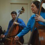 Confira a crítica do filme "A Única Mulher na Orquestra", documentário curta-metragem de 2024 disponível para assistir na Netflix