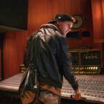 Confira a crítica do filme "Avicii: Meu Nome é Tim", documentário de 2024 sobre o músico disponível para assistir na Netflix