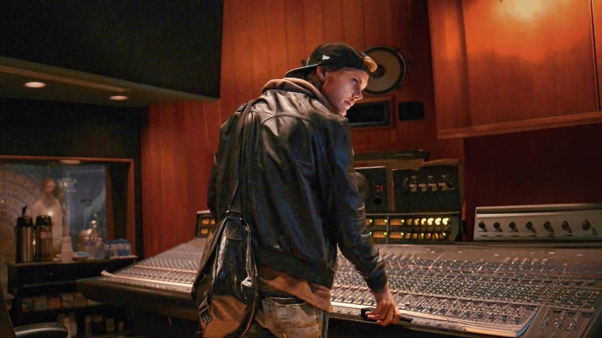 Confira a crítica do filme "Avicii: Meu Nome é Tim", documentário de 2024 sobre o músico disponível para assistir na Netflix