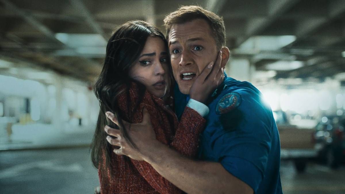 Confira a crítica do filme "Bagagem de Risco", suspense de 2024 com Taron Egerton disponível para assistir na Netflix