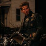 Confira a crítica do filme "Clube dos Vândalos", drama policial de 2024 disponível para assistir no Prime Video.