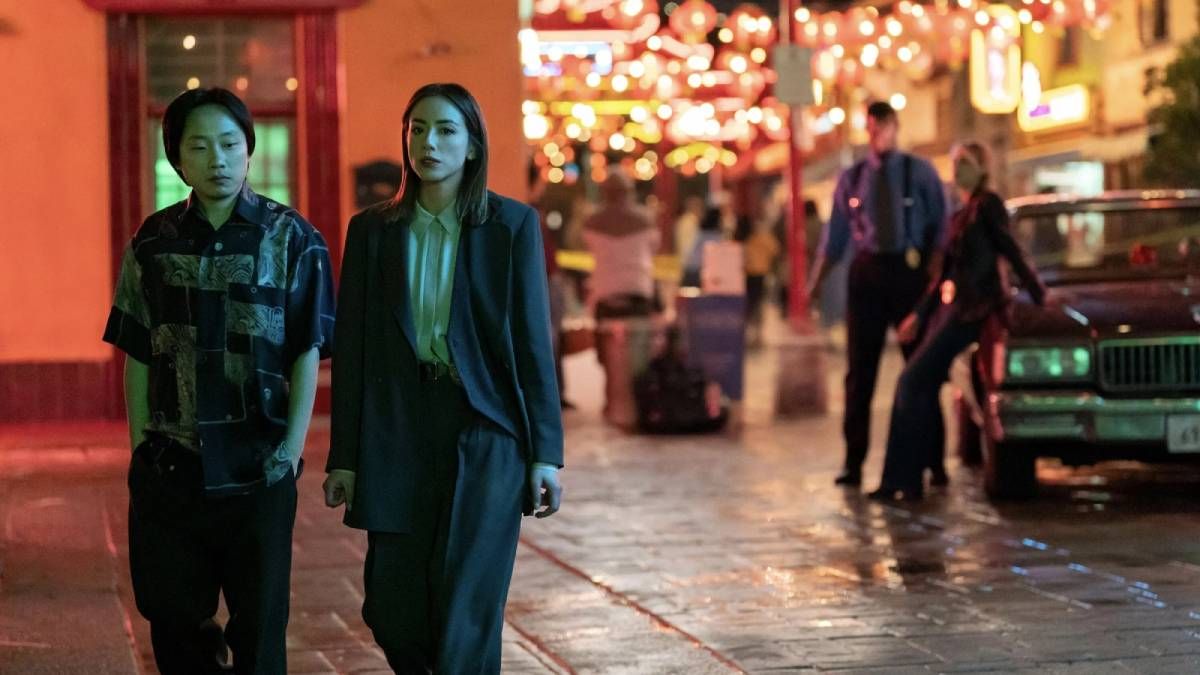 Confira a crítica da série "Interior Chinatown", drama policial de 2024 com Chloe Bennet disponível para assistir no Disney+