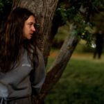 Confira a crítica do filme "Isolamento Mortal", terror de 2023 com Gideon Adlon disponível para assistir no Prime Video.