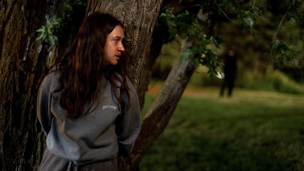 Confira a crítica do filme "Isolamento Mortal", terror de 2023 com Gideon Adlon disponível para assistir no Prime Video.