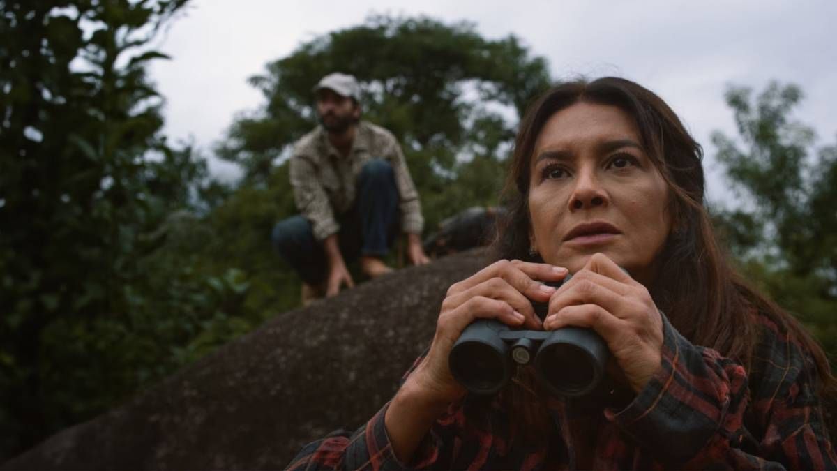 Confira a crítica do filme "Pasárgada", drama brasileiro com Dira Paes de 2024 disponível para assistir no Globoplay