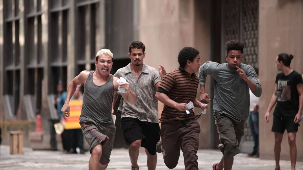 Confira a crítica do filme "Passagrana", comédia policial brasileira de 2024 disponível para assistir no Disney+.