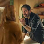 Confira a crítica da série "Quem Vê Casa", comédia de 2024 com Linda Cardellini e Lisa Kudrow disponível para assistir na Netflix.