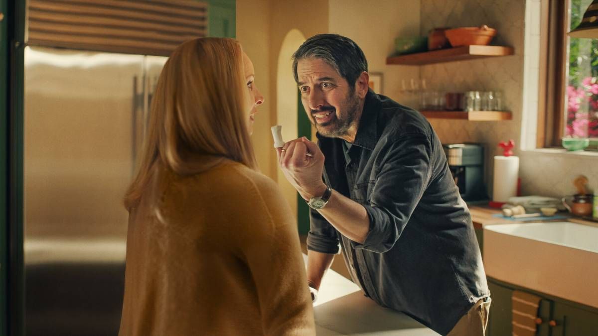 Confira a crítica da série "Quem Vê Casa", comédia de 2024 com Linda Cardellini e Lisa Kudrow disponível para assistir na Netflix.