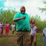 Confira a crítica do filme "Um Fiasco de Férias", comédia sul-africana de 2024 disponível para assistir na Netflix.