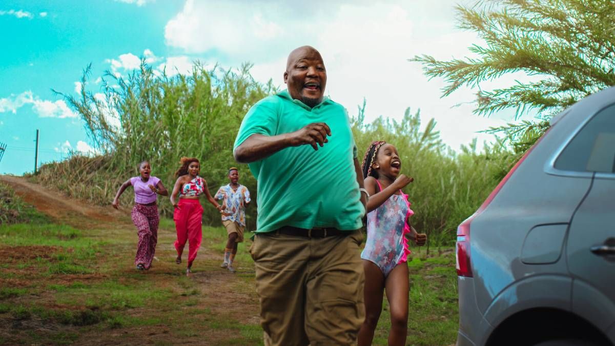 Confira a crítica do filme "Um Fiasco de Férias", comédia sul-africana de 2024 disponível para assistir na Netflix.