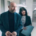 Confira a crítica da série "Amantes Anônimos", comédia romântica turca de 2025 disponível para assistir na Netflix.