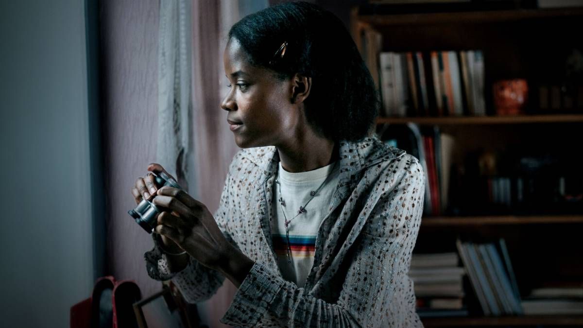 Confira a crítica do filme "As Gêmeas Silenciosas", drama de 2022 com Letitia Wright disponível para assistir na Netflix.
