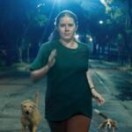 Confira a crítica do filme "Canina", comédia de terror de 2024 com Amy Adams disponível para assistir no Disney+.