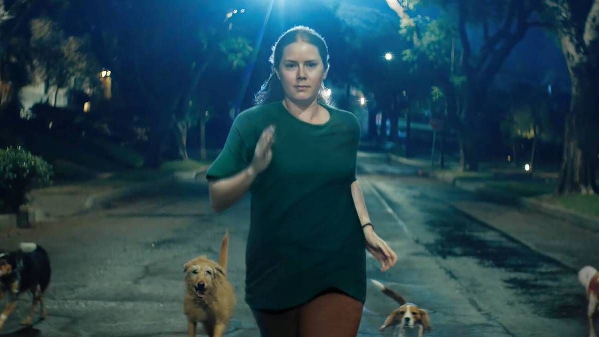 Confira a crítica do filme "Canina", comédia de terror de 2024 com Amy Adams disponível para assistir no Disney+.