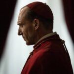 Confira a crítica do filme "Conclave", suspense de 2025 com Ralph Fiennes que está disponível para assistir no Prime Video